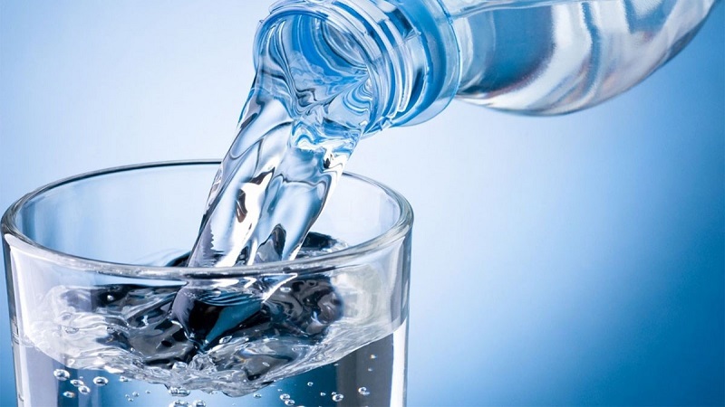 F0 nên uống đủ nước mỗi ngày để cơ thể tăng cường sự trao đổi chất